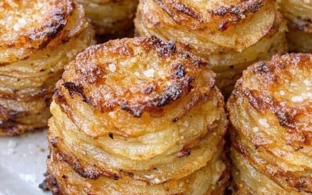 Galettes de pommes de terre croustillantes à 3 ingrédients, cuites au four (Le snack qui disparaît en quelques minutes)